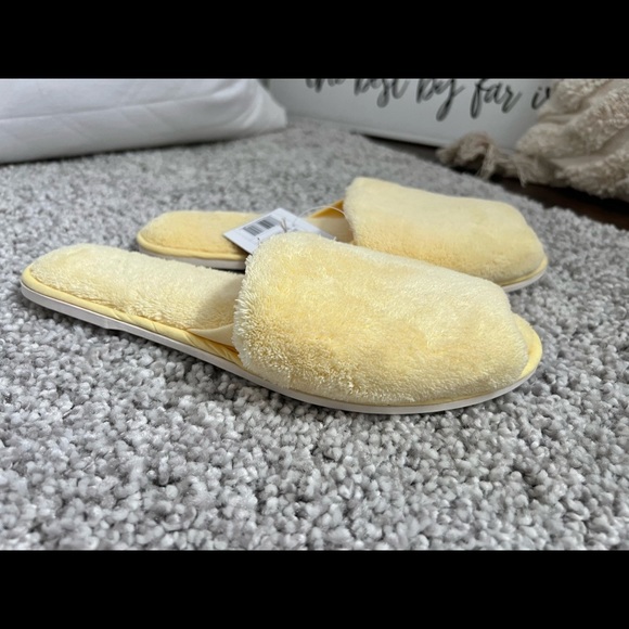 Woman’s Slip-on Slippers Yellow Soft Lightweight Size Large (9-10) NWT - Picture 4 of 12